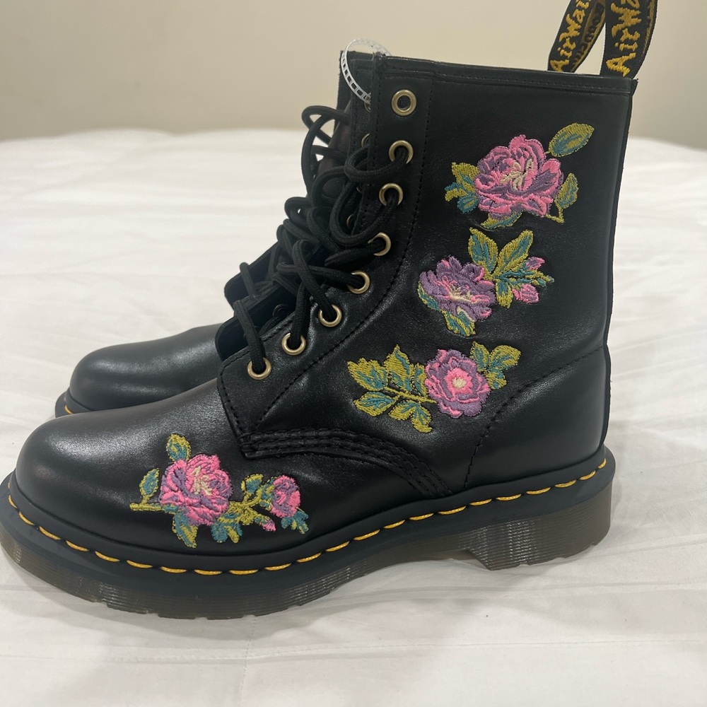 RARE!! New. Beautiful Dr. Martens Black Lace-Up Boots with flowers. Size 7